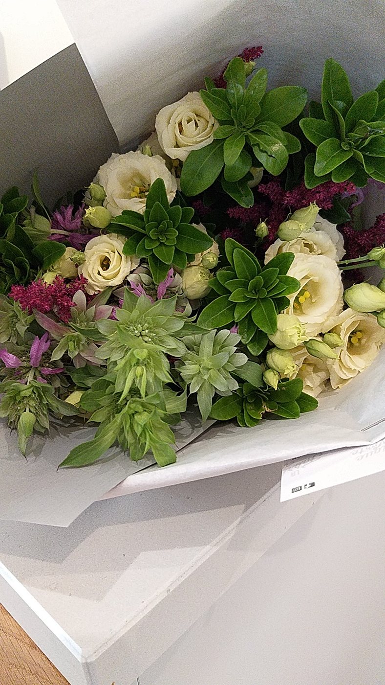Bouquet blanc et vert d’hellébores et de lisianthus