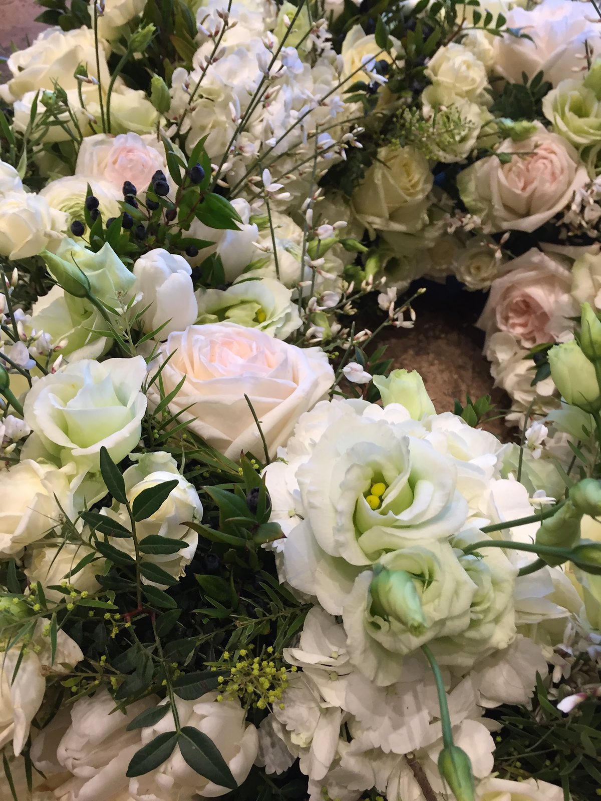 Composition blanche de roses, lisianthus et feuillages