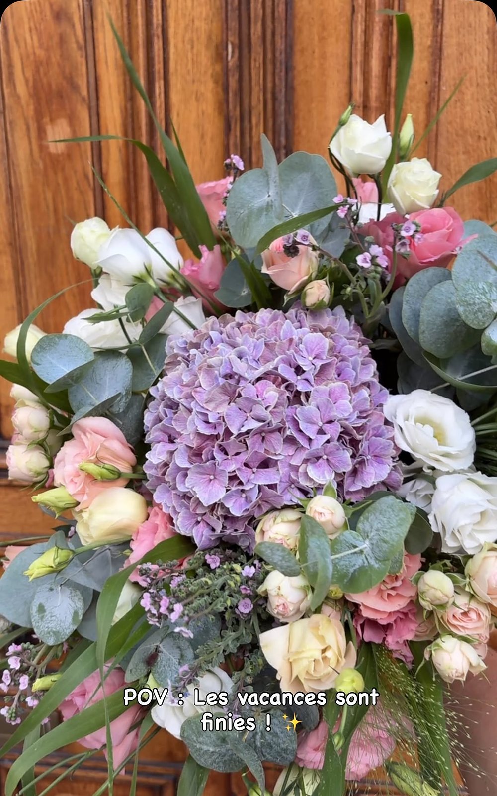 Bouquet d’hortensia mauve, roses et lisianthus