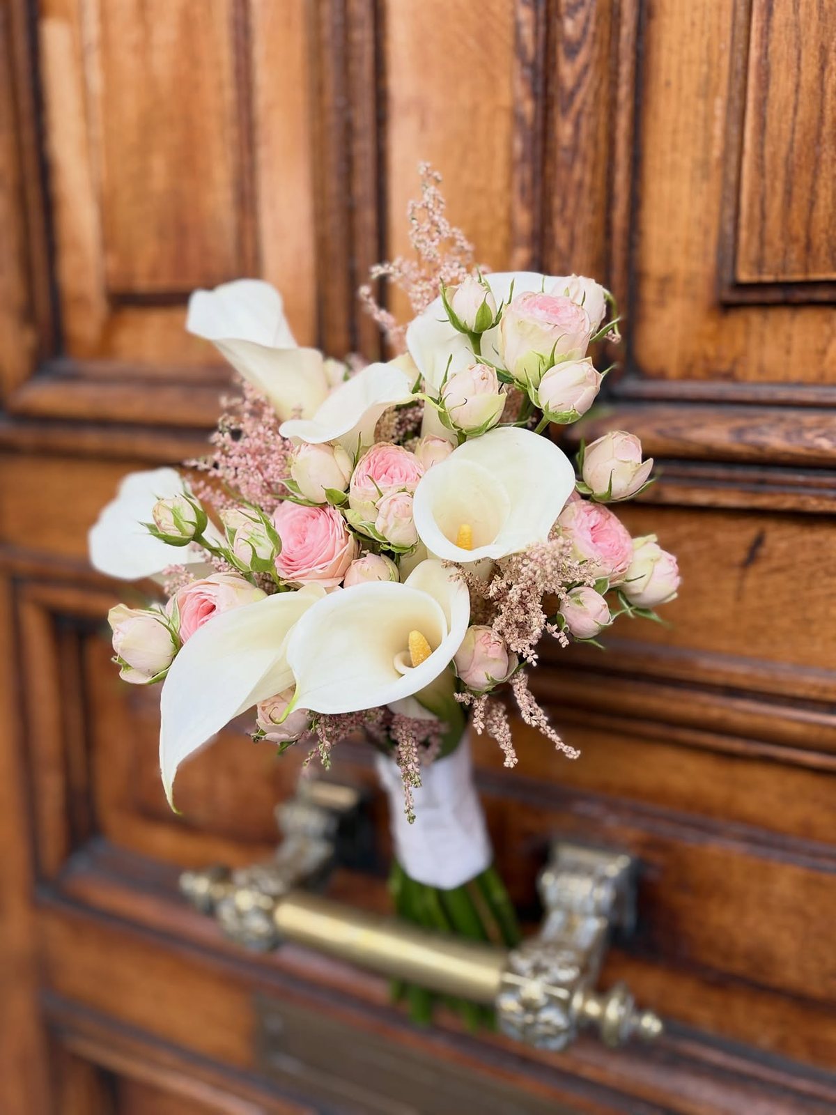 Bouquet de mariée en callas et roses blanches, forme allongée