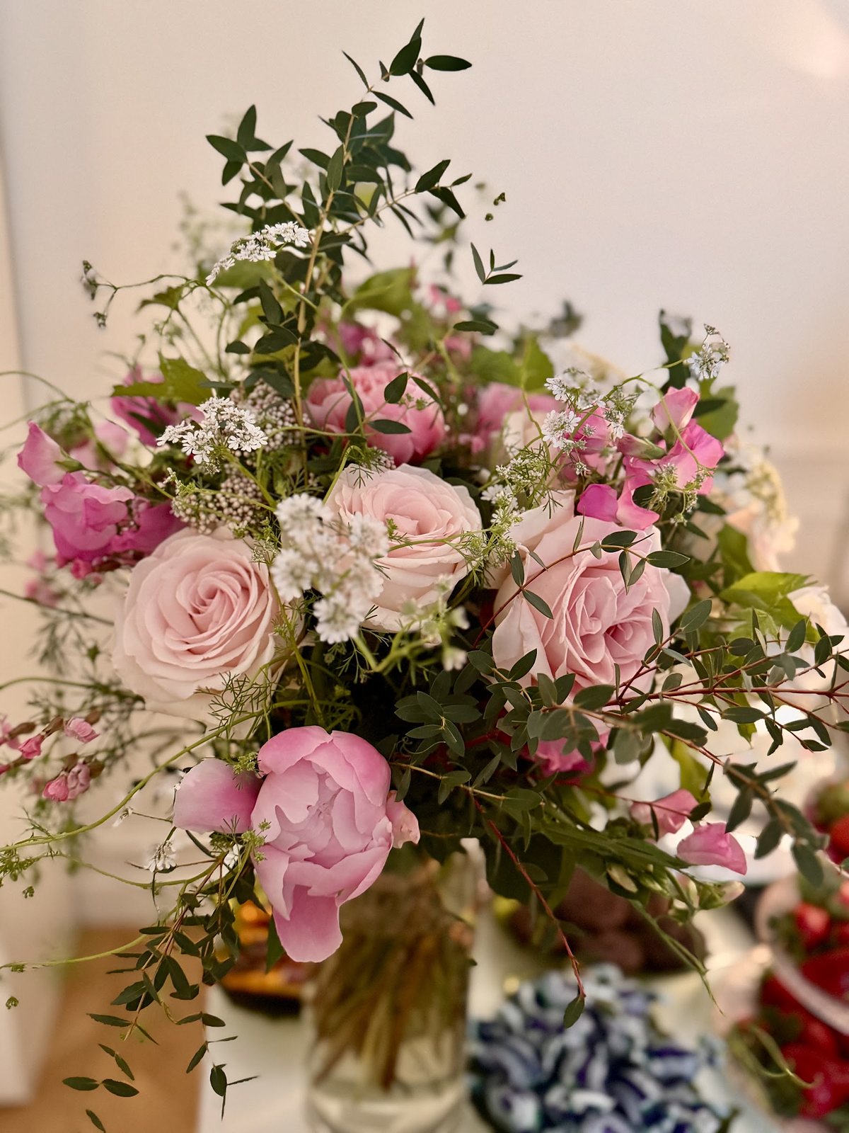 Bouquet rose pâle de roses et de pois de senteur