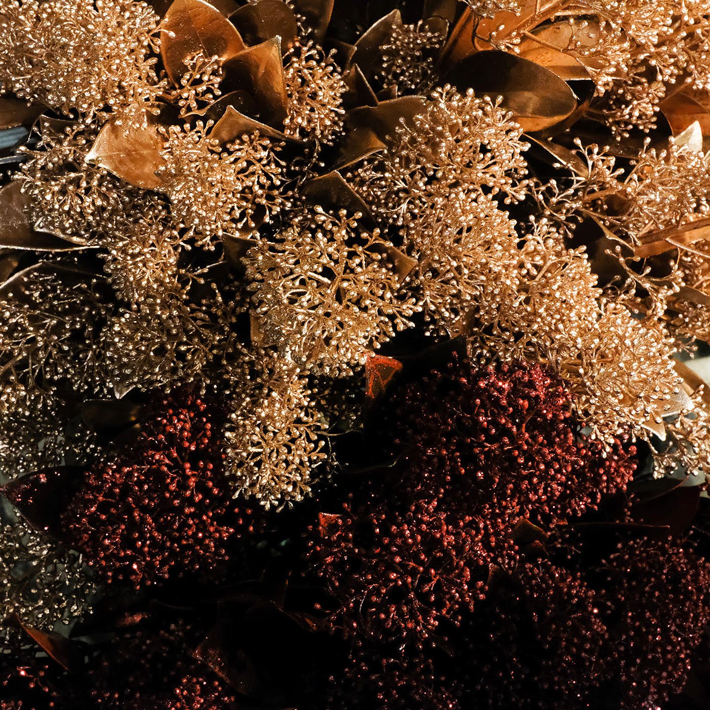 Gros plan de fleurs séchées dans les tons cuivre et ocre